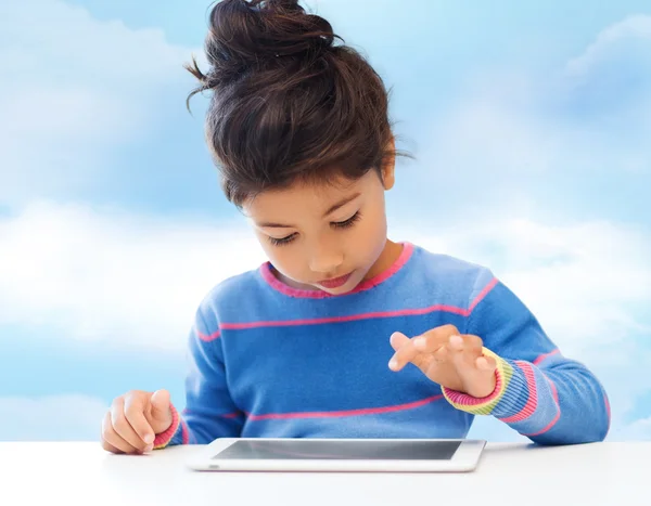 Kleines Mädchen mit Tablet-PC — Stockfoto