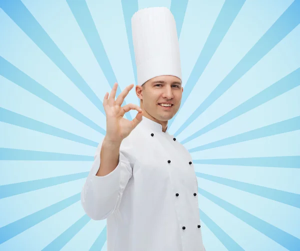 Ok işaret gösteren mutlu erkek şef aşçı — Stok fotoğraf