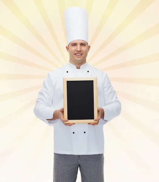 Chef feliz cozinheiro masculino segurando placa de menu em branco — Fotografia de Stock