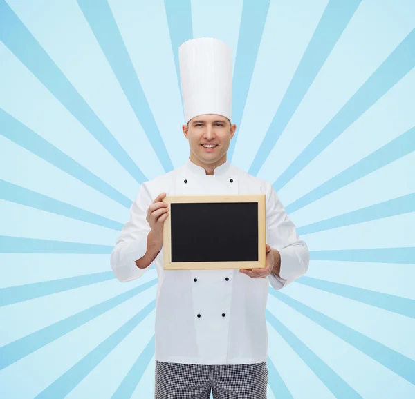Счастливый повар-мужчина держит пустую доску меню — стоковое фото