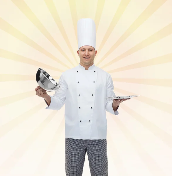 Gärna manliga chef kock öppna cloche — Stockfoto