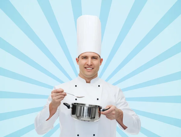 Cocinero macho feliz con olla y cuchara —  Fotos de Stock