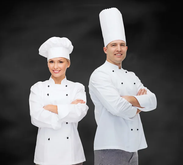 Cozinheiro chef macho feliz com as mãos cruzadas — Fotografia de Stock