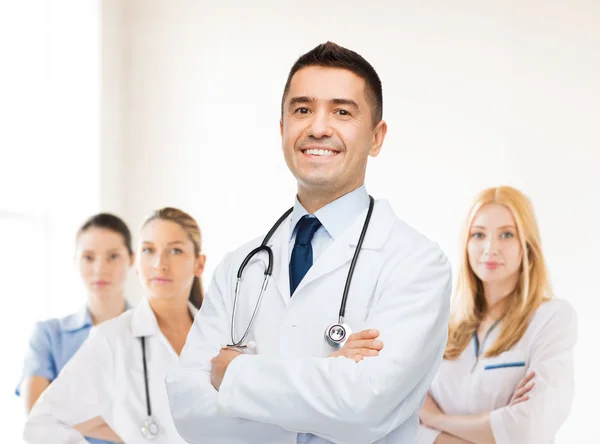 Sorridente médico masculino em casaco branco no hospital — Fotografia de Stock