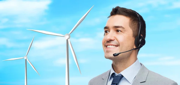 Hombre de negocios sonriente con auriculares — Foto de Stock