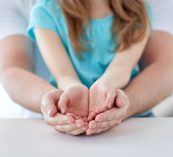 Közelkép a férfi és a lány másik cupped hands-otthon — Stock Fotó