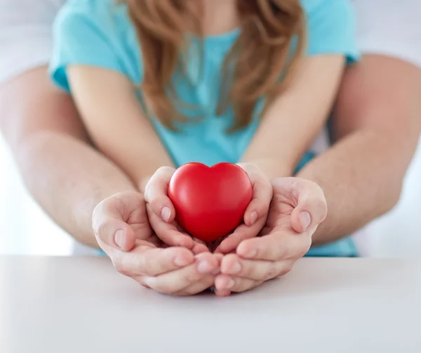 Nahaufnahme von Mann und Mädchen mit rotem Herzen — Stockfoto