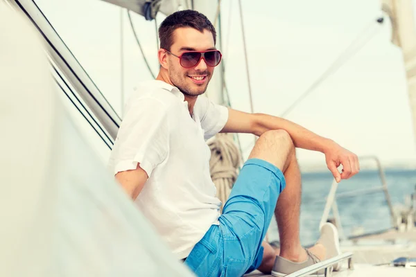 Homme assis sur le pont du yacht — Photo