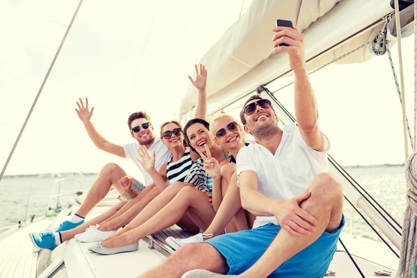 Amis souriants assis sur le pont du yacht — Photo