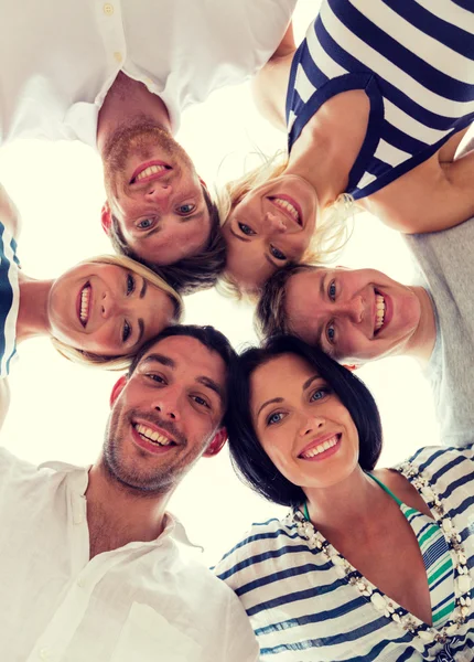 Amici sorridenti in cerchio — Foto Stock