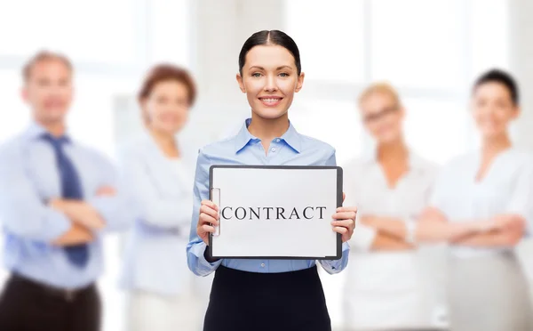 Sonriente mujer de negocios con contrato —  Fotos de Stock