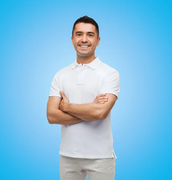 Hombre sonriente en camiseta blanca con brazos cruzados — Foto de Stock