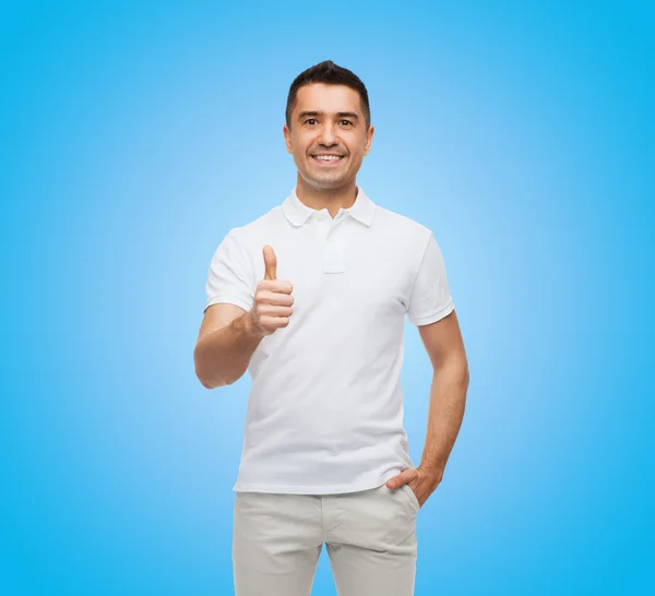 Sorrindo homem mostrando polegares para cima — Fotografia de Stock