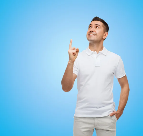 Sonriente apuntando con el dedo hacia arriba —  Fotos de Stock