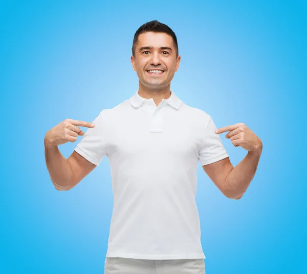 Sonriente hombre en camiseta señalándose los dedos a sí mismo —  Fotos de Stock