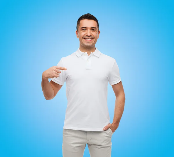 Lächelnder Mann im T-Shirt zeigt mit dem Finger auf sich selbst — Stockfoto