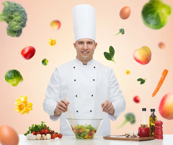 Gelukkig mannelijke chef-kok koken voedsel koken — Stockfoto