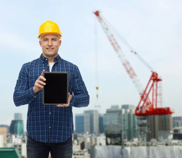 Costruttore maschio sorridente in casco con tablet pc — Foto Stock