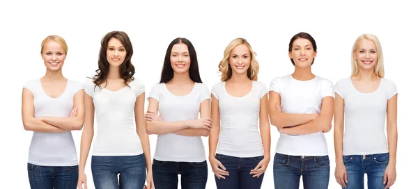 Groupe de femmes souriantes en t-shirts blancs vierges — Photo