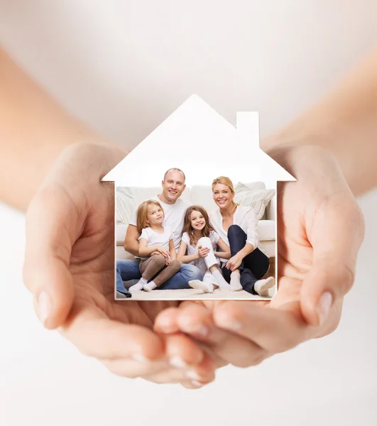 Χέρια που κρατούν το σχήμα σπίτι με την οικογένεια σε κοντινό πλάνο — Φωτογραφία Αρχείου
