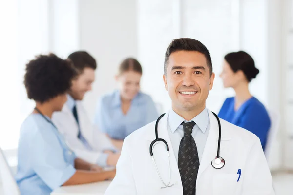 Médico feliz sobre grupo de médicos no hospital — Fotografia de Stock