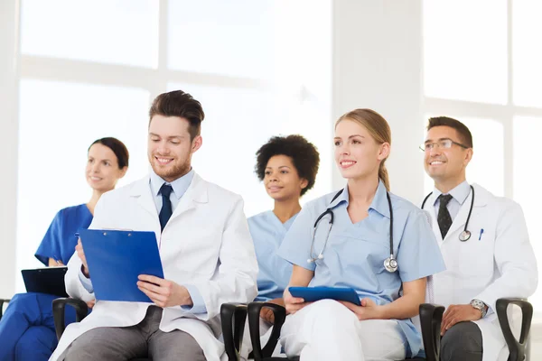 Grupp glada läkare på seminarium på sjukhus — Stockfoto