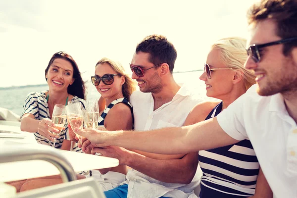 Amici sorridenti con bicchieri di champagne sullo yacht Immagini Stock Royalty Free