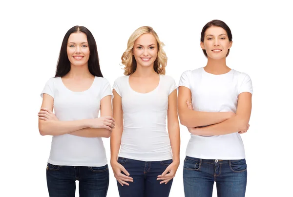 Groupe de femmes souriantes en t-shirts blancs vierges — Photo