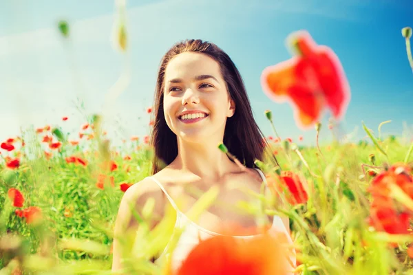 Sorridente giovane donna sul campo di papavero — Foto Stock