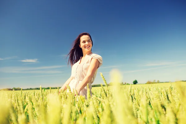 Jeune femme souriante sur le champ de céréales — Photo