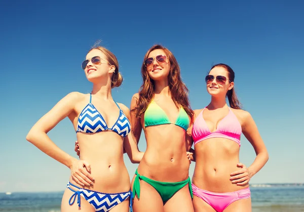 Groep van jonge vrouwen op strand glimlachen — Stockfoto