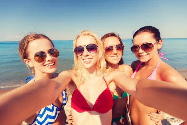 Skupina mladých usmívající se ženy dělat selfie — Stock fotografie