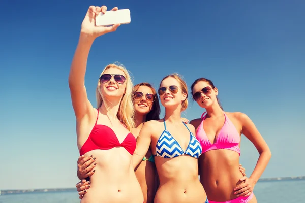Grupa kobiet uśmiechający się co selfie na plaży — Zdjęcie stockowe