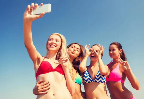 해변에 selfie 만들기 웃는 여자의 그룹 — 스톡 사진
