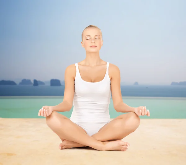 Femme méditant dans la pose de lotus de yoga — Photo