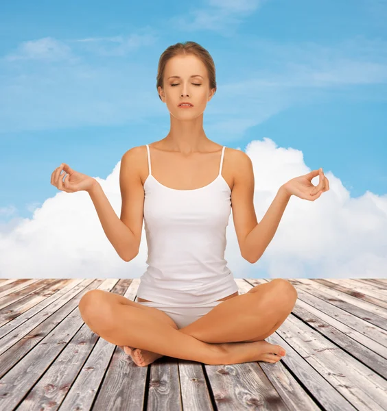 Donna meditando in posa loto yoga — Foto Stock