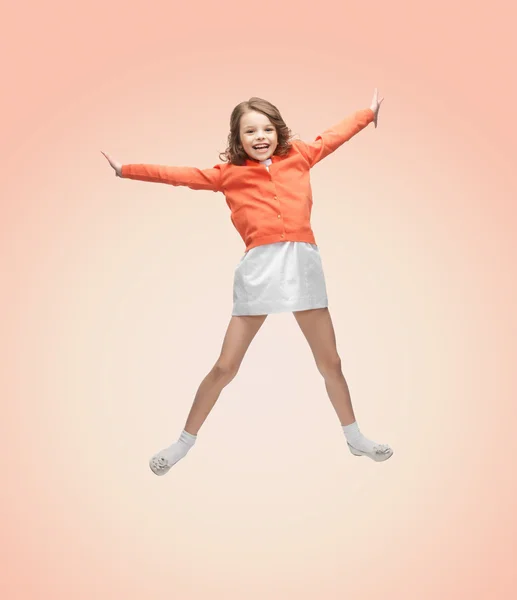 Menina feliz em roupas casuais pulando alto — Fotografia de Stock