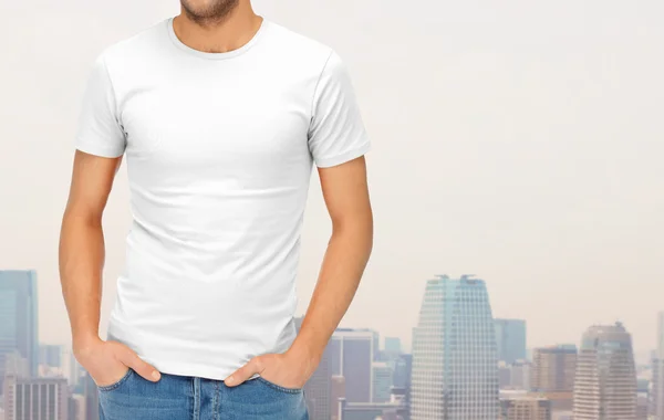 Close-up van de mens in lege witte t-shirt — Stockfoto