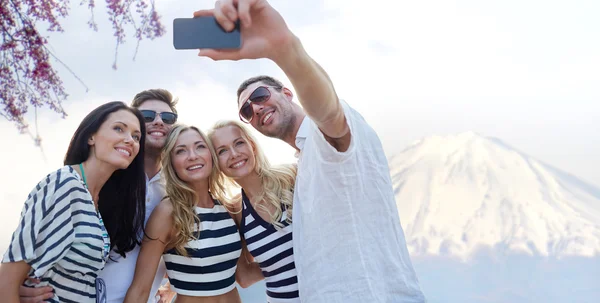 Amigos tomando selfie con smartphone — Foto de Stock