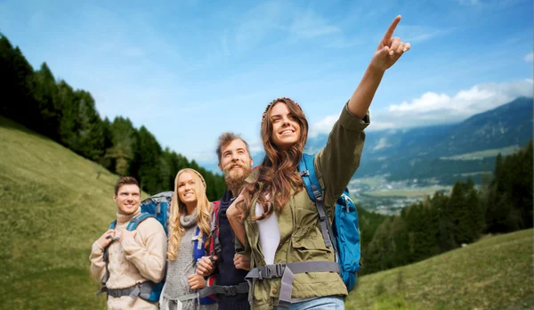 Skupina usměvavá přátel s batohy turistika — Stock fotografie