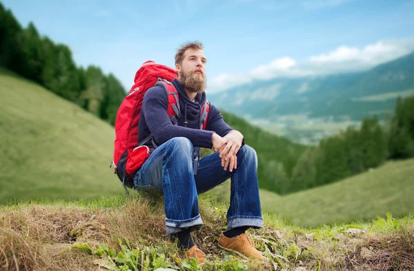 Homem com mochila caminhadas — Fotografia de Stock