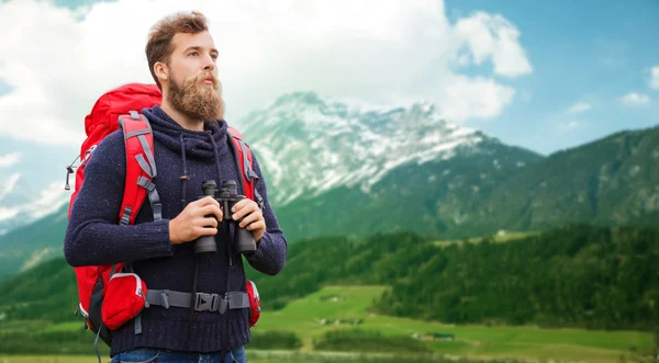 Homem com mochila e binocular ao ar livre — Fotografia de Stock
