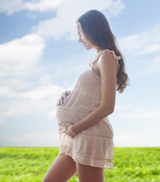 Mujer embarazada feliz en chemise — Foto de Stock