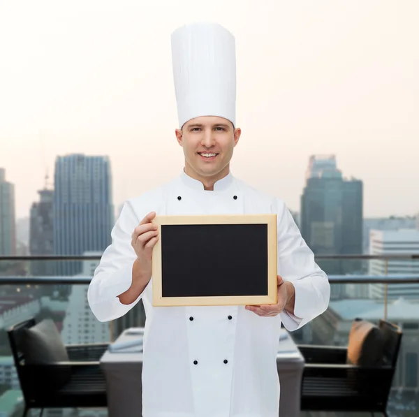 Chef feliz cozinheiro masculino segurando placa de menu em branco — Fotografia de Stock