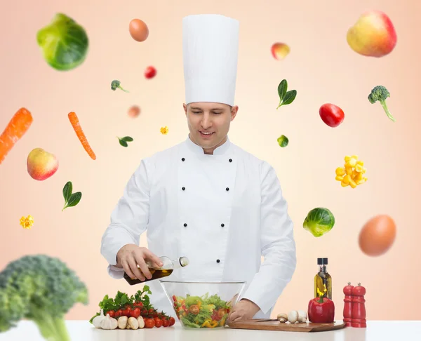 Chef masculino feliz cozinhar comida de cozinha — Fotografia de Stock