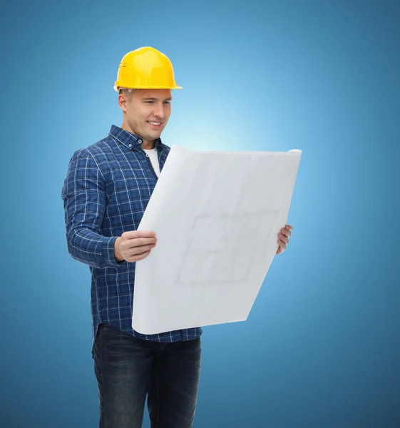 Constructor masculino sonriente en casco con plano —  Fotos de Stock