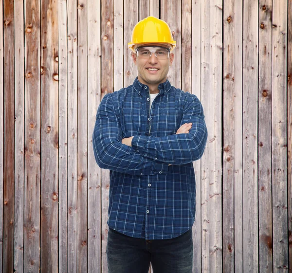 Sorridente construtor masculino ou trabalhador manual no capacete — Fotografia de Stock