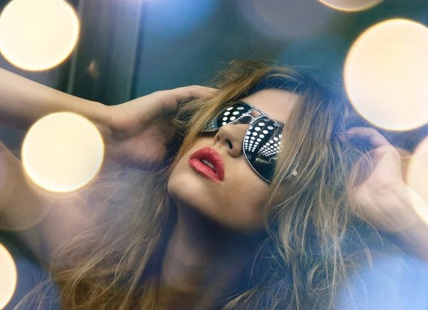 Schöne Frau mit Sonnenbrille im Fahrstuhl — Stockfoto