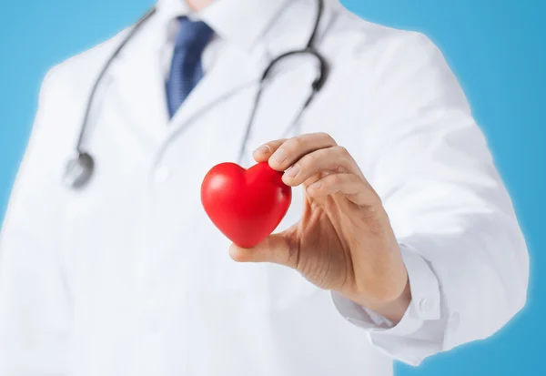 Médico varón con corazón — Foto de Stock