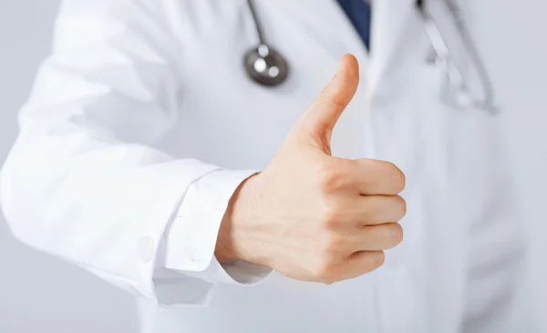 Мужская рука доктора показывает большие пальцы вверх — стоковое фото